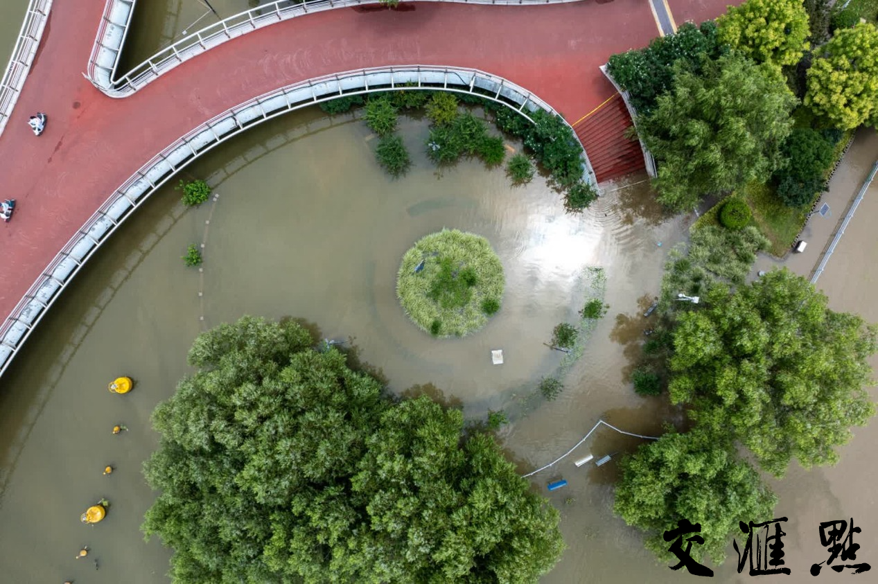 根据水文部门预报,全市主要江河湖水位呈上涨趋势。