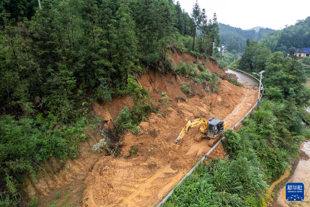 7月2日,挖机在平江县三市镇疏通道路(无人机照片)。