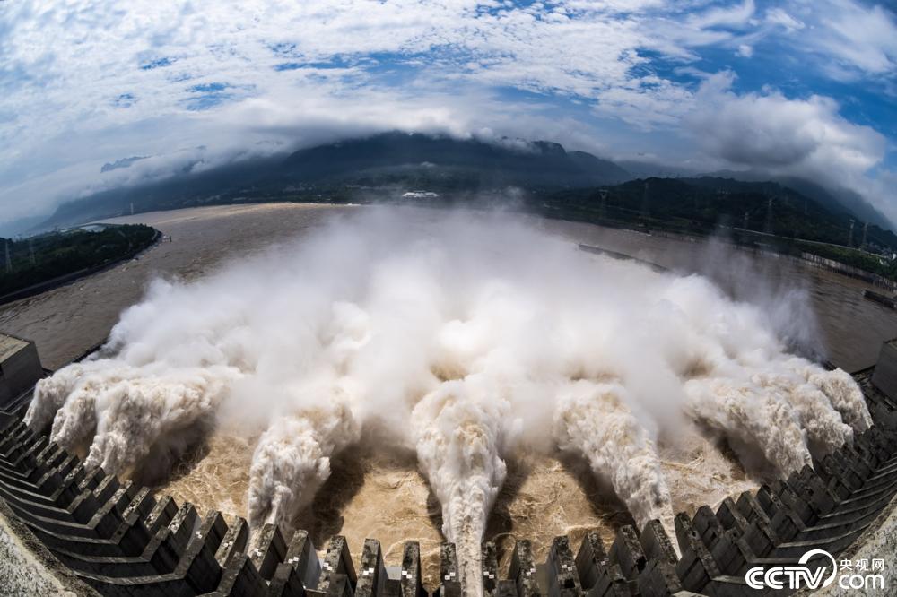 2024年7月15日,湖北宜昌,三峡大坝开启9个泄洪孔泄洪,加紧腾库应对防汛关键期。视觉中国