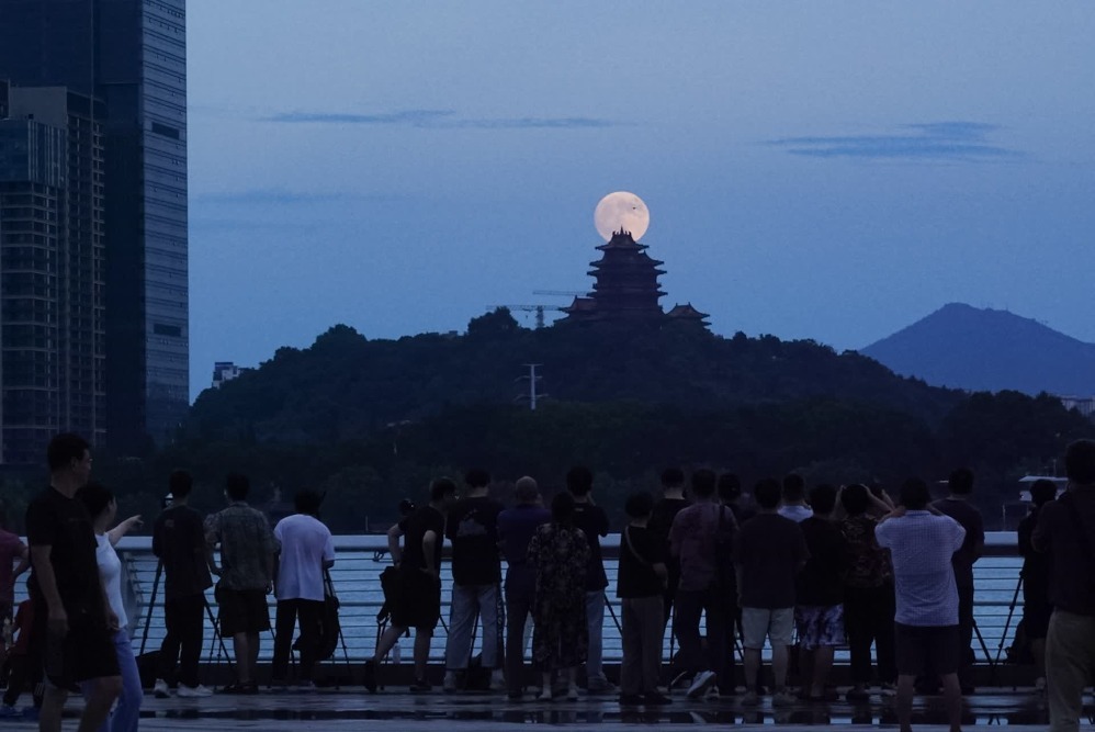 9月17日晚,在南京拍摄的中秋月,阅江楼与月亮相映成景,很多市民来到扬子江生态公园“T台水梦”景点休闲赏月。 新华日报·交汇点记者 蒋文超 摄