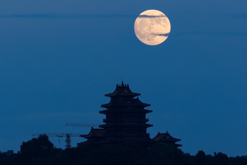 9月17日晚,在南京拍摄的中秋月,阅江楼与月亮相映成景,很多市民来到扬子江生态公园“T台水梦”景点休闲赏月。 新华日报·交汇点记者 蒋文超 摄