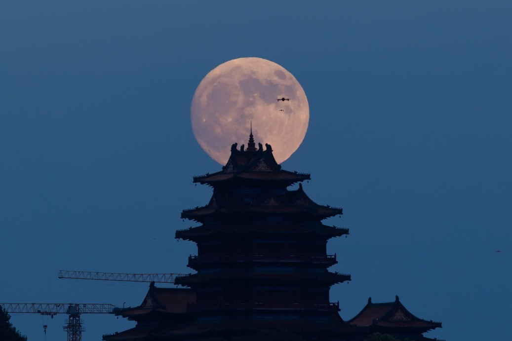 9月17日晚,在南京拍摄的中秋月,阅江楼与月亮相映成景,很多市民来到扬子江生态公园“T台水梦”景点休闲赏月。 新华日报·交汇点记者 蒋文超 摄