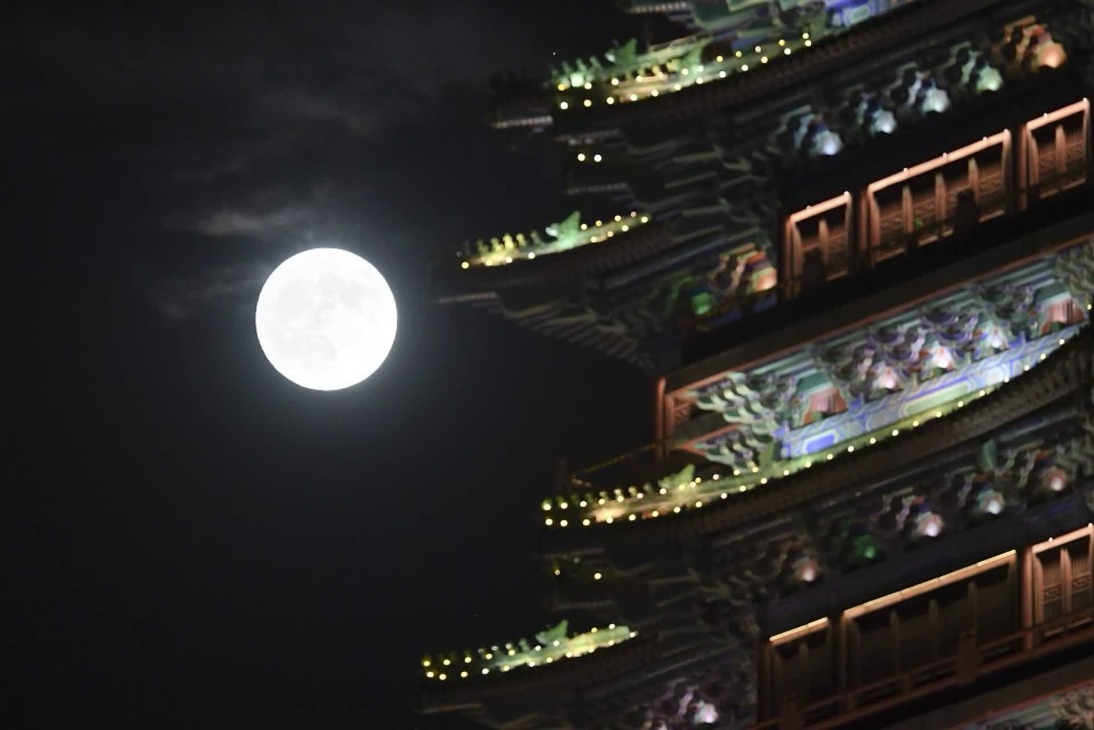 一年又中秋,月光照九州。9月17日,中秋佳节至,“超级月亮”现身,南京城沉浸在一片温柔月色中。万家灯火与明月遥相呼应,人月两团圆,美不胜收。
新华日报·交汇点记者 万程鹏 摄