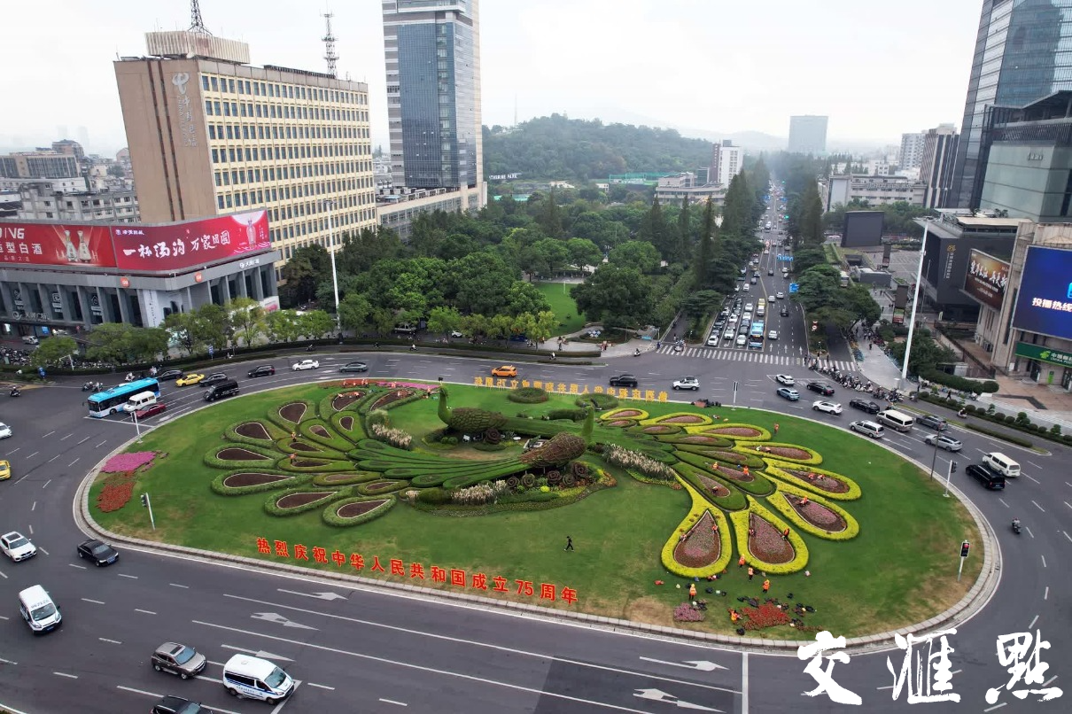 为了迎接国庆,南京鼓楼广场景观布置正在出新。
