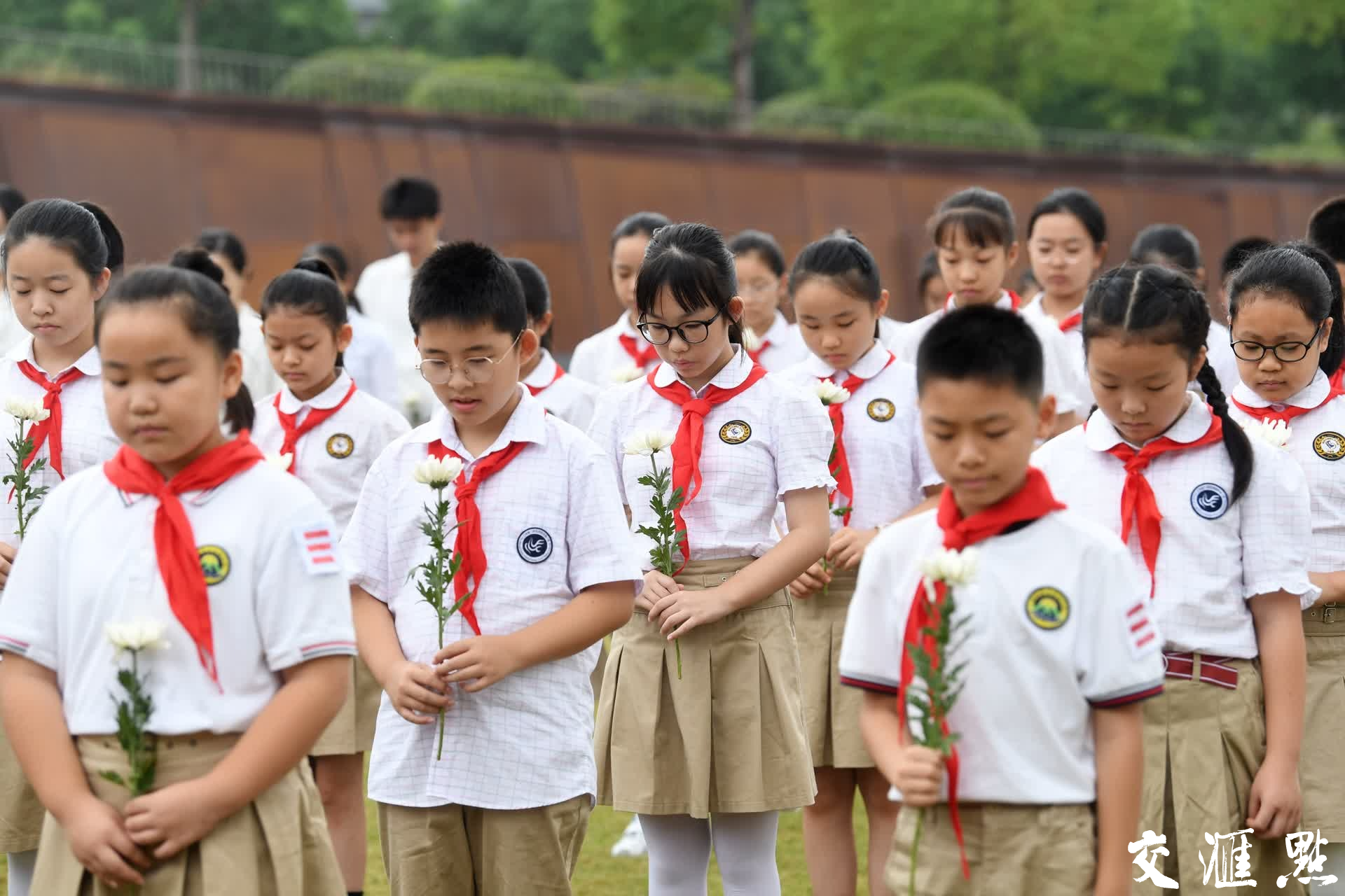 青少年学生代表、南京大屠杀历史记忆传承人代表、“从教一课”高校教师代表、志愿者代表等150余人参加了活动。新华日报·交汇点记者 万程鹏 摄