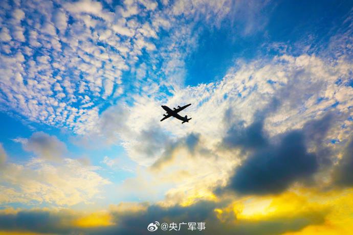 看海军战机与夕阳齐飞! 近日,辽东某机场,海军航空兵某部组织多型战机连续开展跨昼夜飞行训练,锤炼部队作战能力。