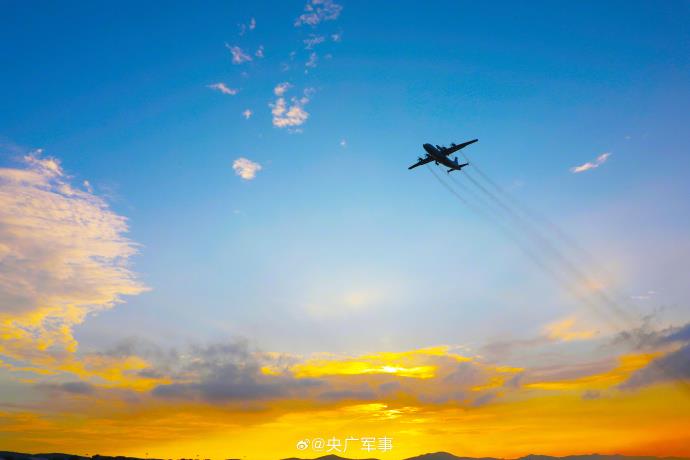 看海军战机与夕阳齐飞! 近日,辽东某机场,海军航空兵某部组织多型战机连续开展跨昼夜飞行训练,锤炼部队作战能力。
