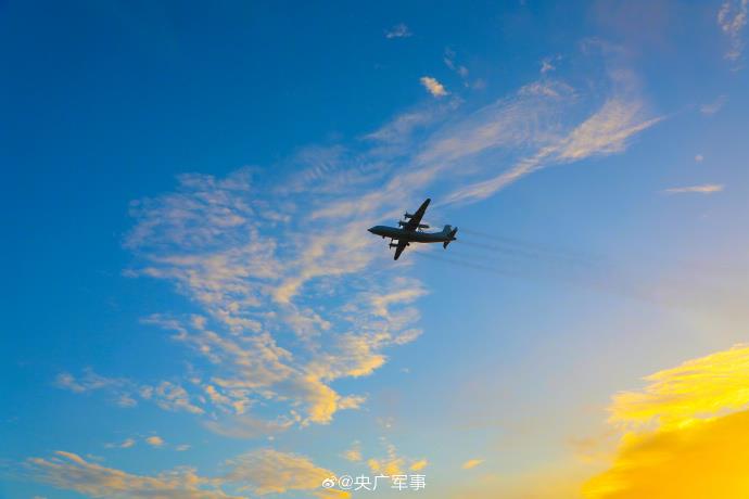 看海军战机与夕阳齐飞! 近日,辽东某机场,海军航空兵某部组织多型战机连续开展跨昼夜飞行训练,锤炼部队作战能力。