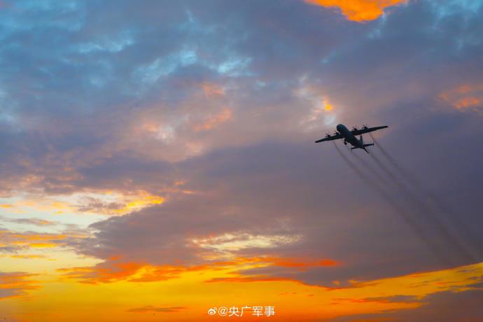 看海军战机与夕阳齐飞! 近日,辽东某机场,海军航空兵某部组织多型战机连续开展跨昼夜飞行训练,锤炼部队作战能力。