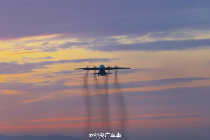 看海军战机与夕阳齐飞! 近日,辽东某机场,海军航空兵某部组织多型战机连续开展跨昼夜飞行训练,锤炼部队作战能力。