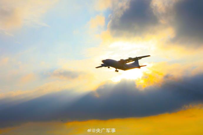 看海军战机与夕阳齐飞! 近日,辽东某机场,海军航空兵某部组织多型战机连续开展跨昼夜飞行训练,锤炼部队作战能力。