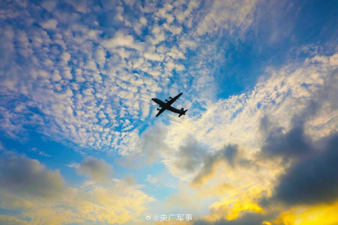 看海军战机与夕阳齐飞! 近日,辽东某机场,海军航空兵某部组织多型战机连续开展跨昼夜飞行训练,锤炼部队作战能力。