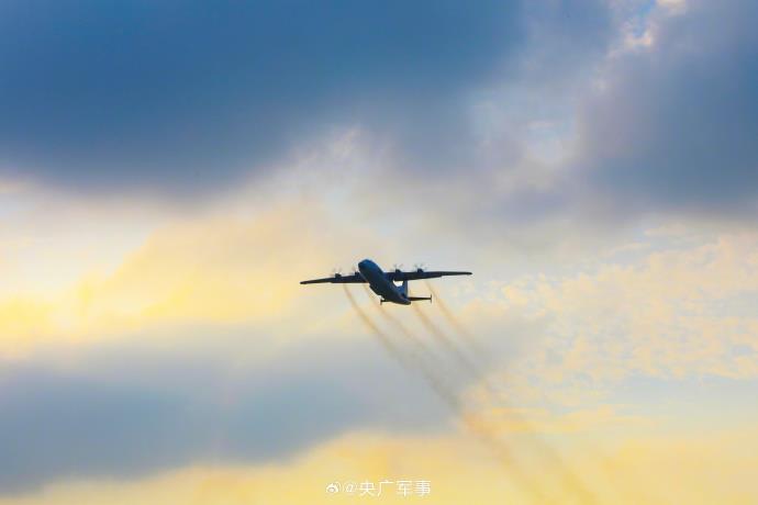 看海军战机与夕阳齐飞! 近日,辽东某机场,海军航空兵某部组织多型战机连续开展跨昼夜飞行训练,锤炼部队作战能力。