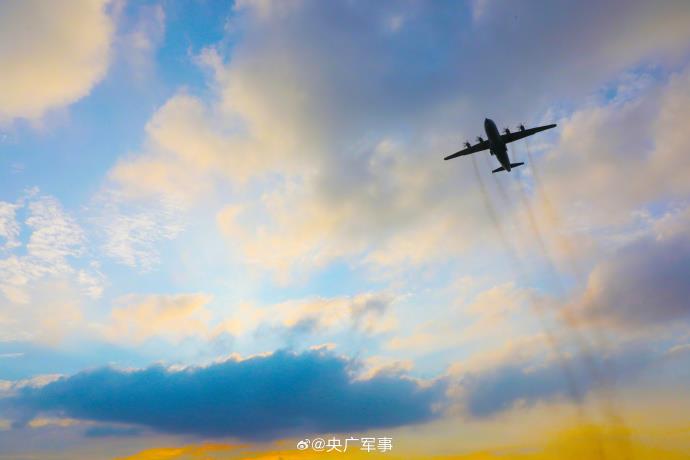 看海军战机与夕阳齐飞! 近日,辽东某机场,海军航空兵某部组织多型战机连续开展跨昼夜飞行训练,锤炼部队作战能力。