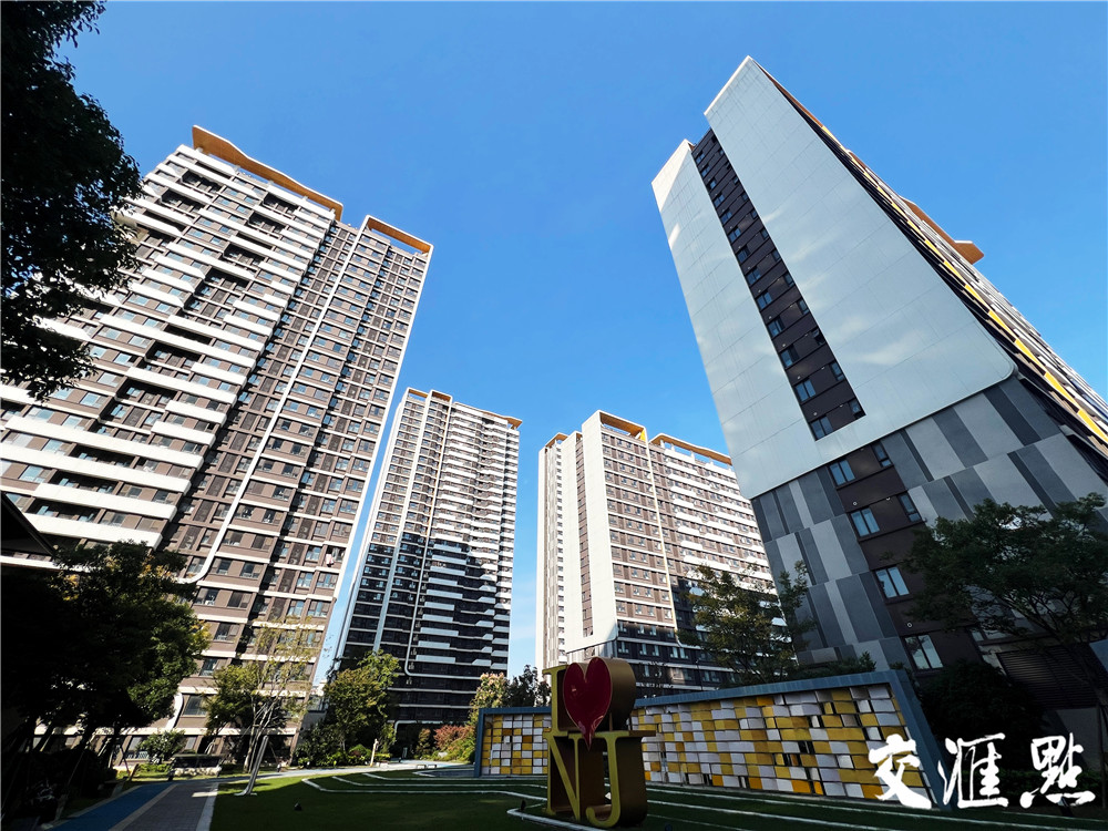 7幢住宅楼整齐排列,楼栋间各种绿植郁郁葱葱。