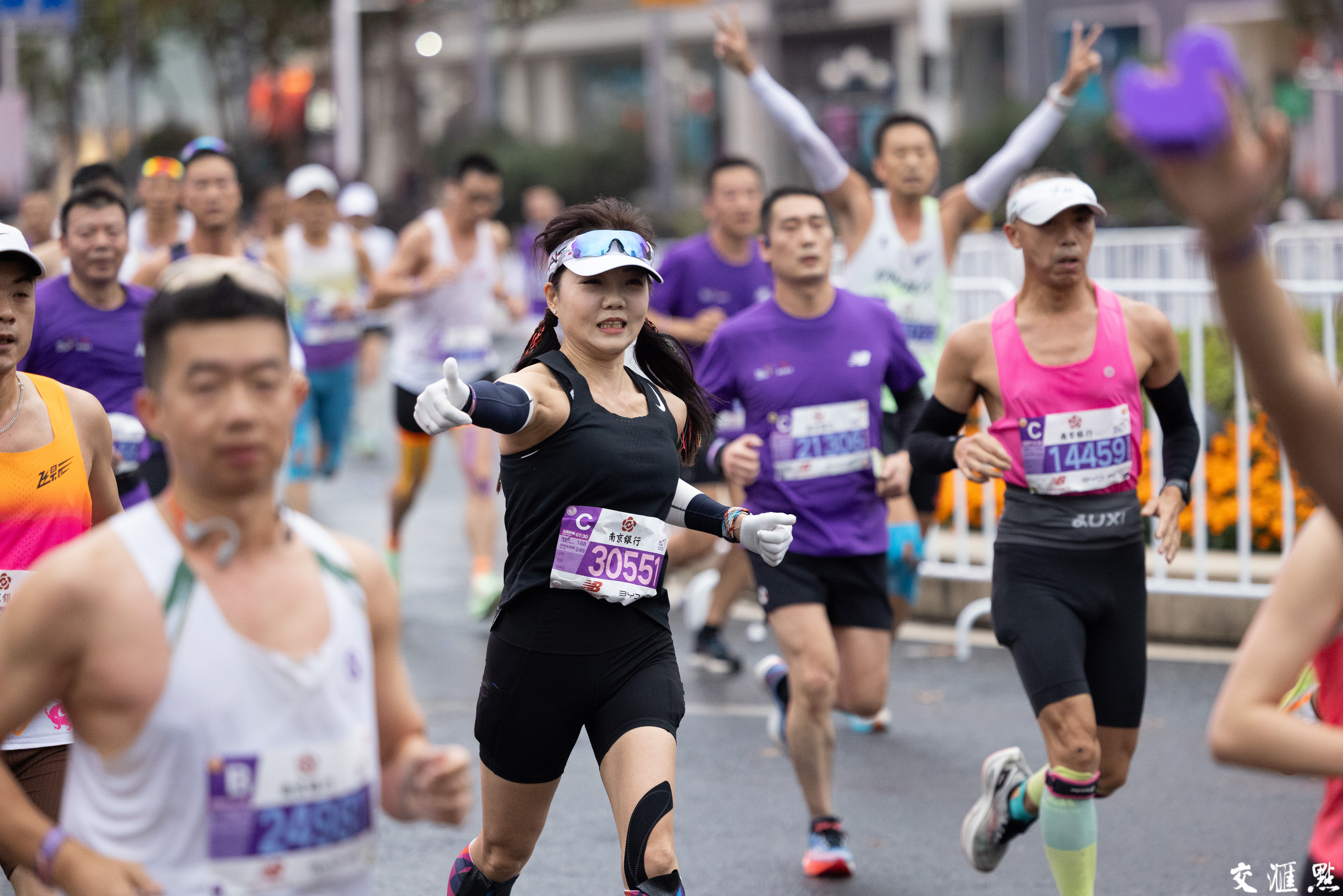11月17日,2024南京马拉松暨大运河马拉松系列赛(南京站)在南京奥体中心鸣枪起跑。本届南京马拉松分“马拉松”和“迷你健康跑”两个项目,来自全球各地的30000名跑友在山水相依、城林交融的古都金陵,尽情挥洒汗水,体验奔跑的激情,感受南京的独特魅力。
新华日报·交汇点记者 万程鹏 蒋文超 余萍 摄