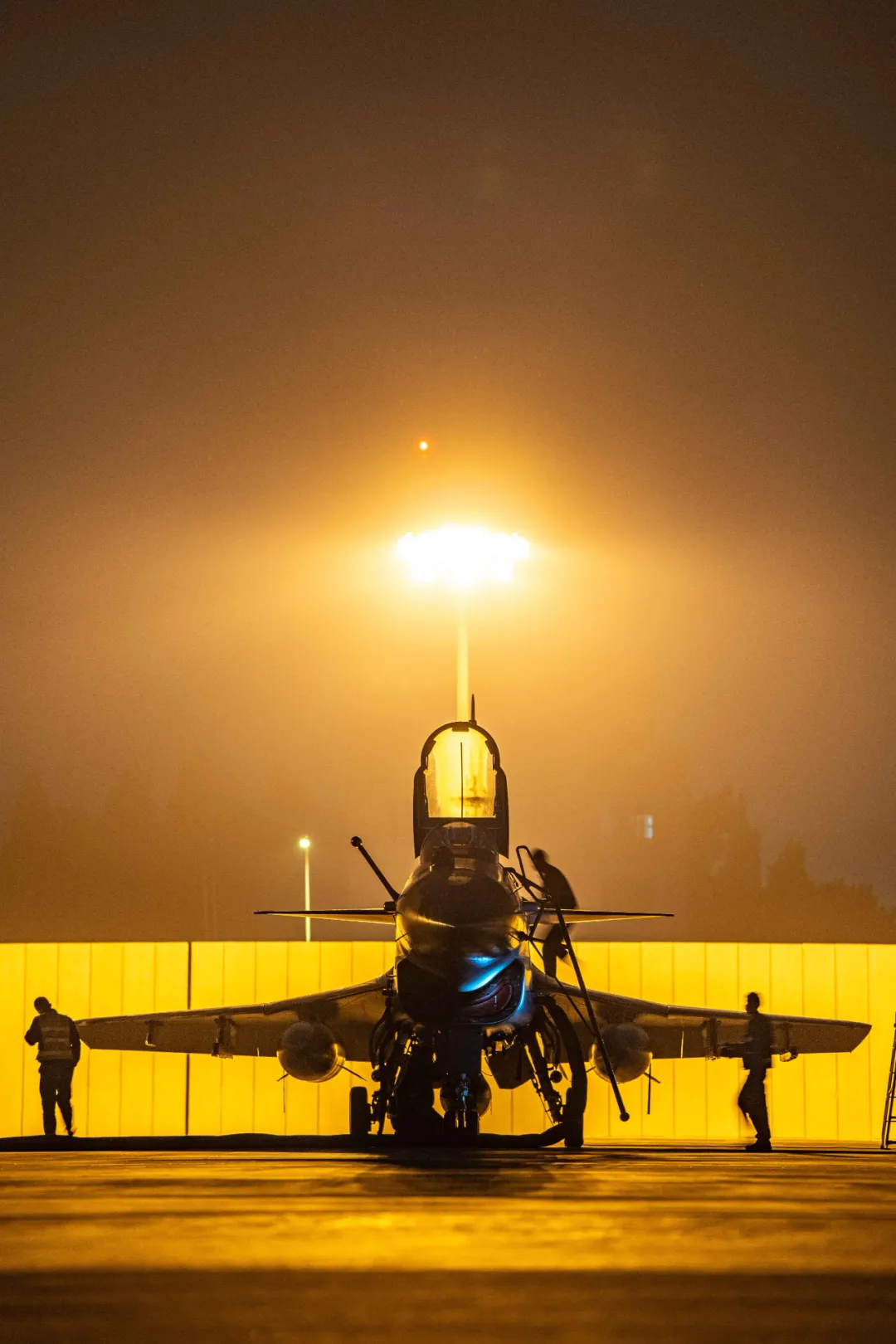 11月19日,南部战区空军航空兵某旅组织拂晓飞行训练,锤炼部队全天候作战能力。