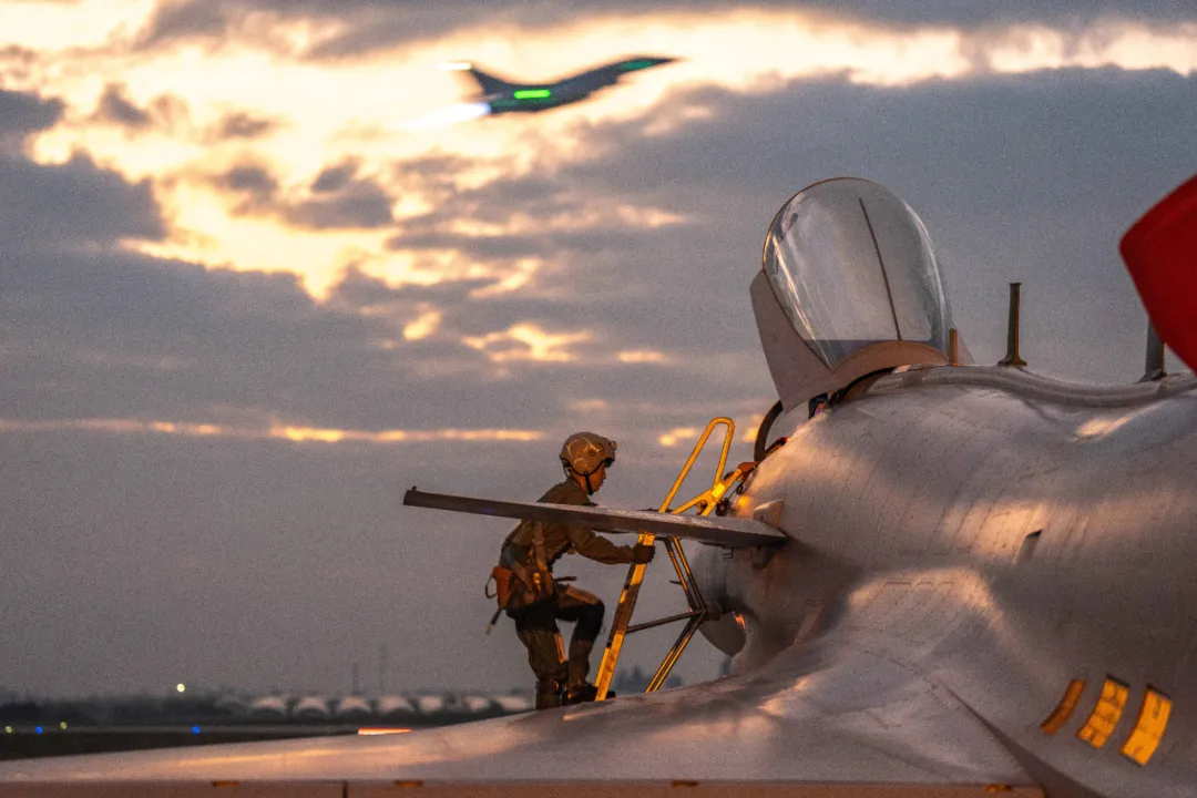 11月19日,南部战区空军航空兵某旅组织拂晓飞行训练,锤炼部队全天候作战能力。