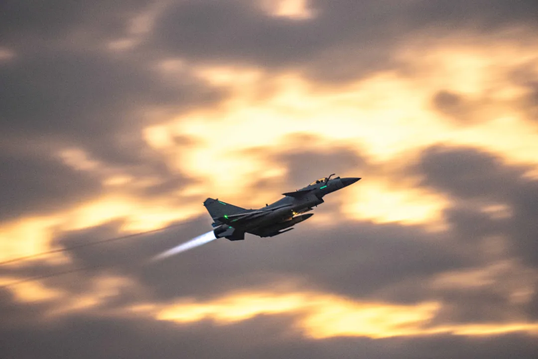 11月19日,南部战区空军航空兵某旅组织拂晓飞行训练,锤炼部队全天候作战能力。