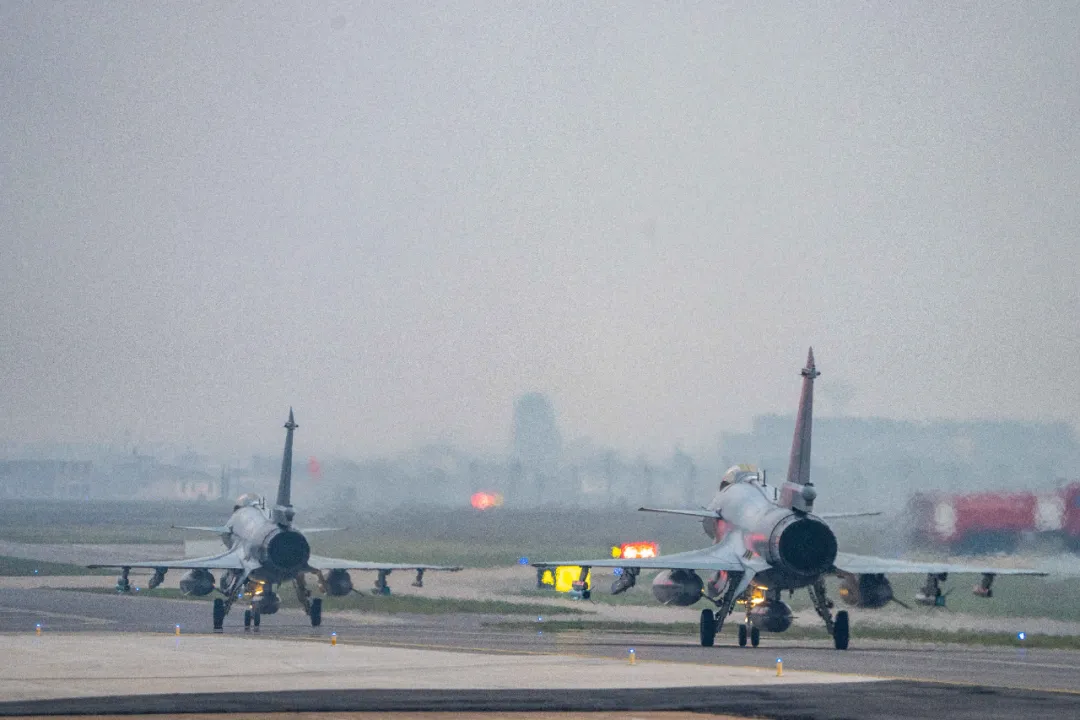 11月19日,南部战区空军航空兵某旅组织拂晓飞行训练,锤炼部队全天候作战能力。