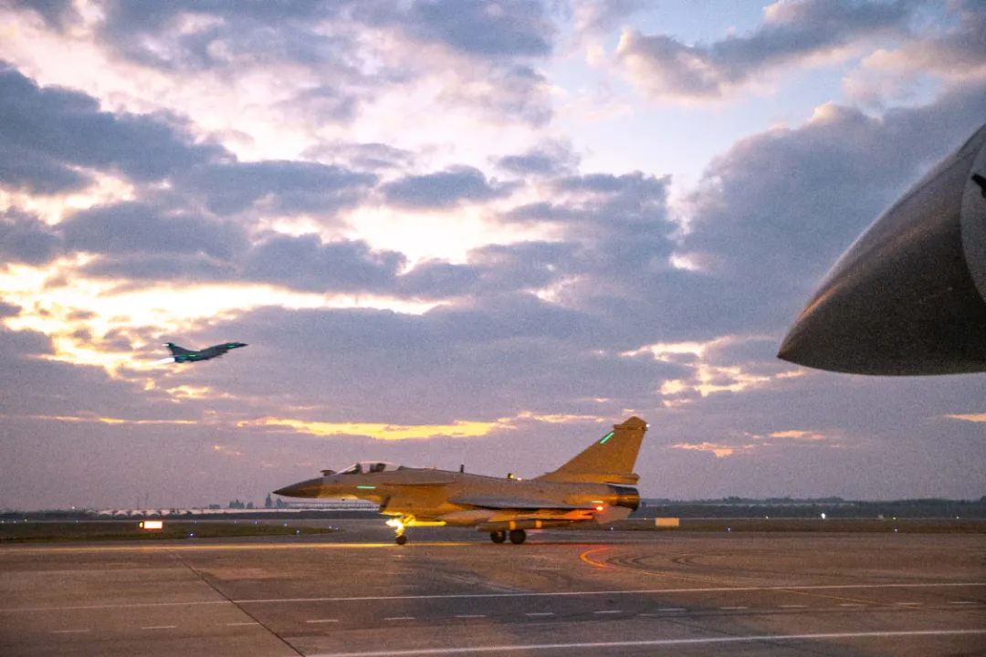 11月19日,南部战区空军航空兵某旅组织拂晓飞行训练,锤炼部队全天候作战能力。