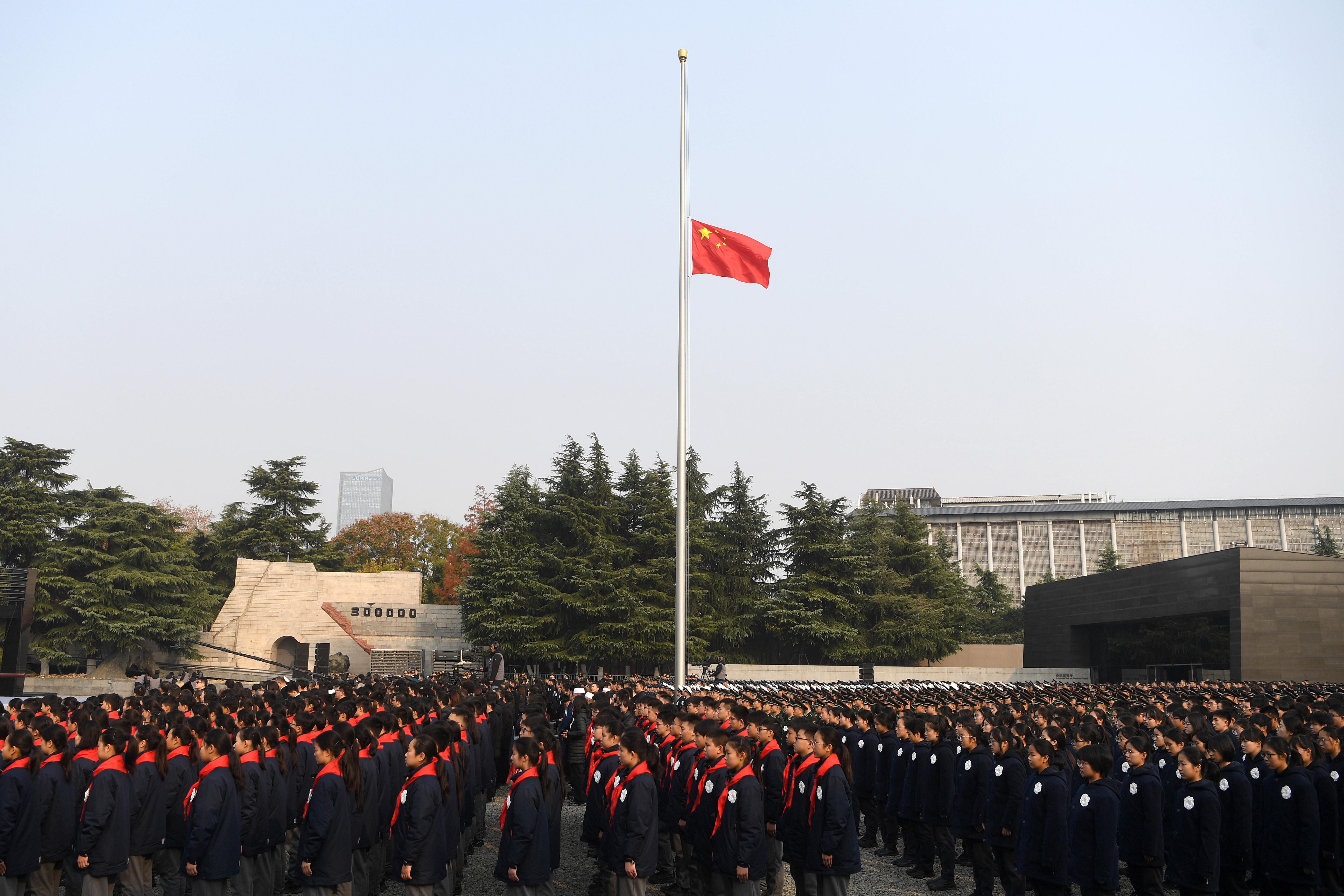 12月13日上午十时,南京大屠杀死难者国家公祭仪式在侵华日军南京大屠杀遇难同胞纪念馆举行。