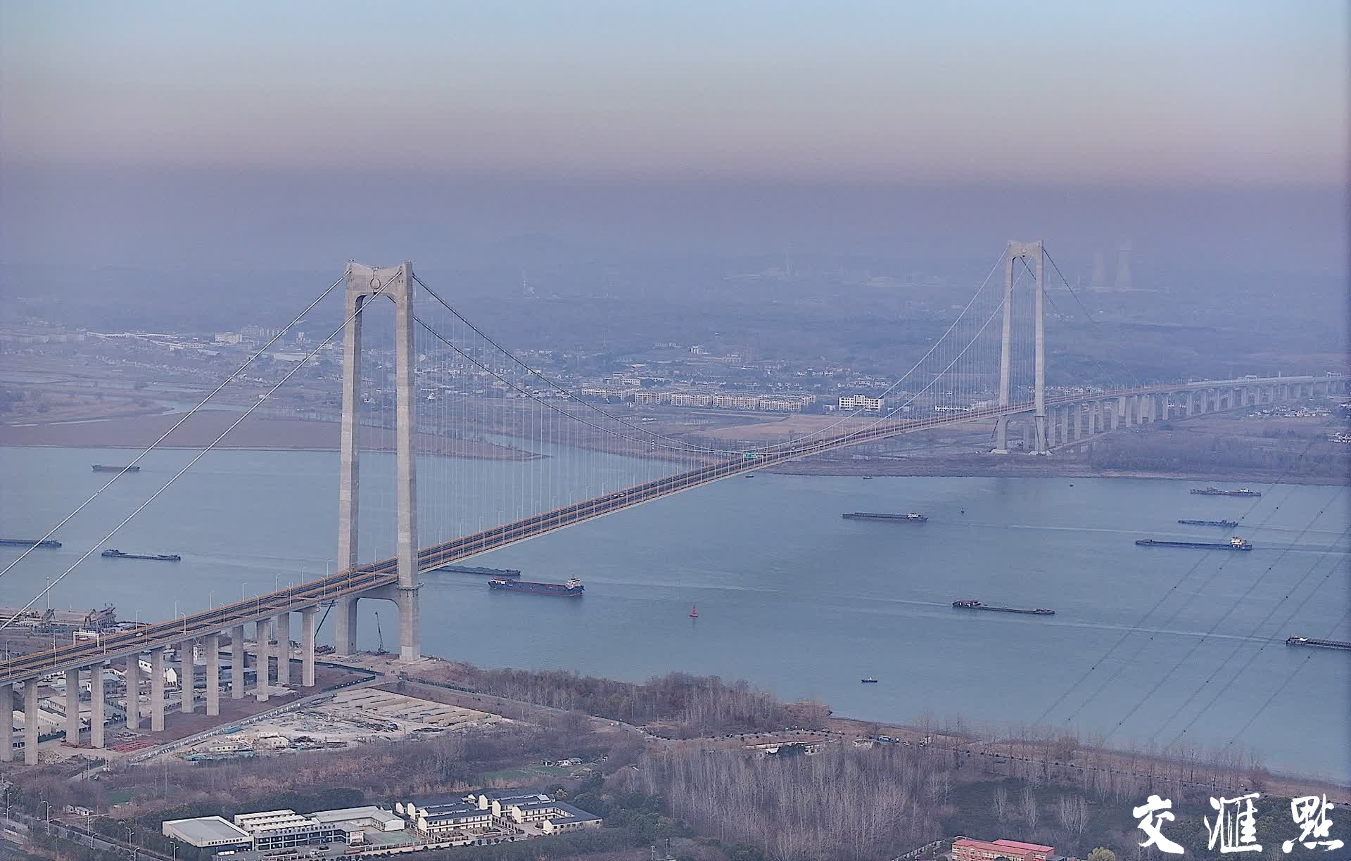 2025年1月1日8时,南京最东边的过江通道——宁扬长江大桥(龙潭过江通道)正式通车。据悉,目前宁扬长江大桥对过往车辆实施优惠过江政策,小车通行费35元。宁扬长江大桥北岸接沪陕高速的连接线正在加快建设中,预计2025年底建成。届时从南京龙潭到扬州主城区只需要半小时。
新华日报·交汇点记者 邵丹/摄