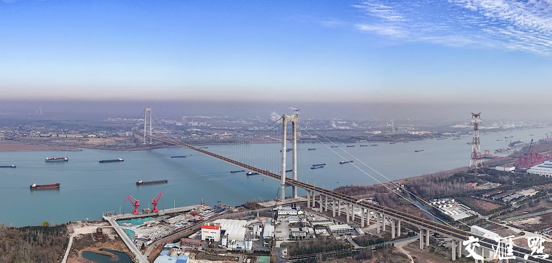2025年1月1日8时,南京最东边的过江通道——宁扬长江大桥(龙潭过江通道)正式通车。据悉,目前宁扬长江大桥对过往车辆实施优惠过江政策,小车通行费35元。宁扬长江大桥北岸接沪陕高速的连接线正在加快建设中,预计2025年底建成。届时从南京龙潭到扬州主城区只需要半小时。
新华日报·交汇点记者 邵丹/摄
