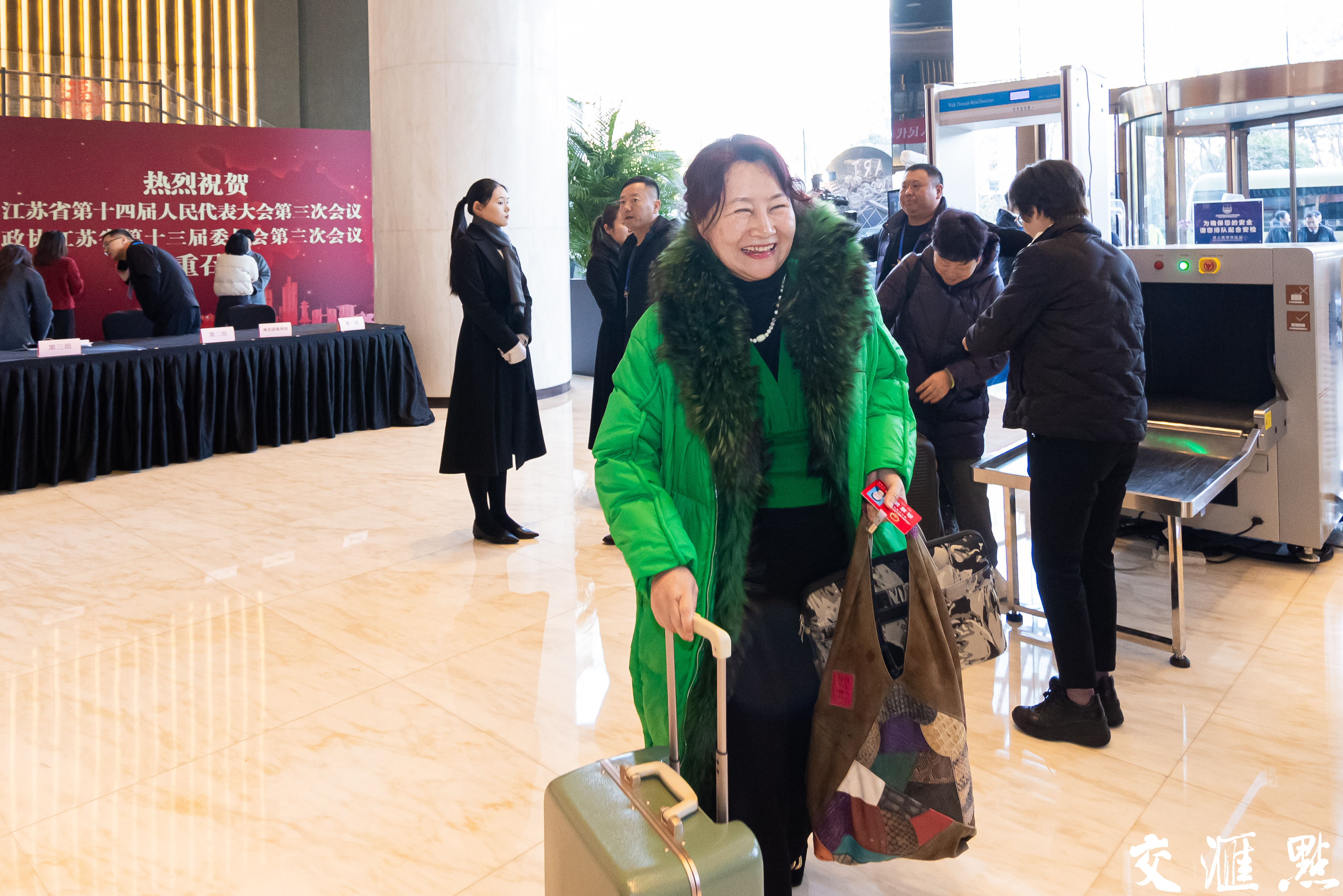 图为省人大代表抵达代表团住地,向大会报到。