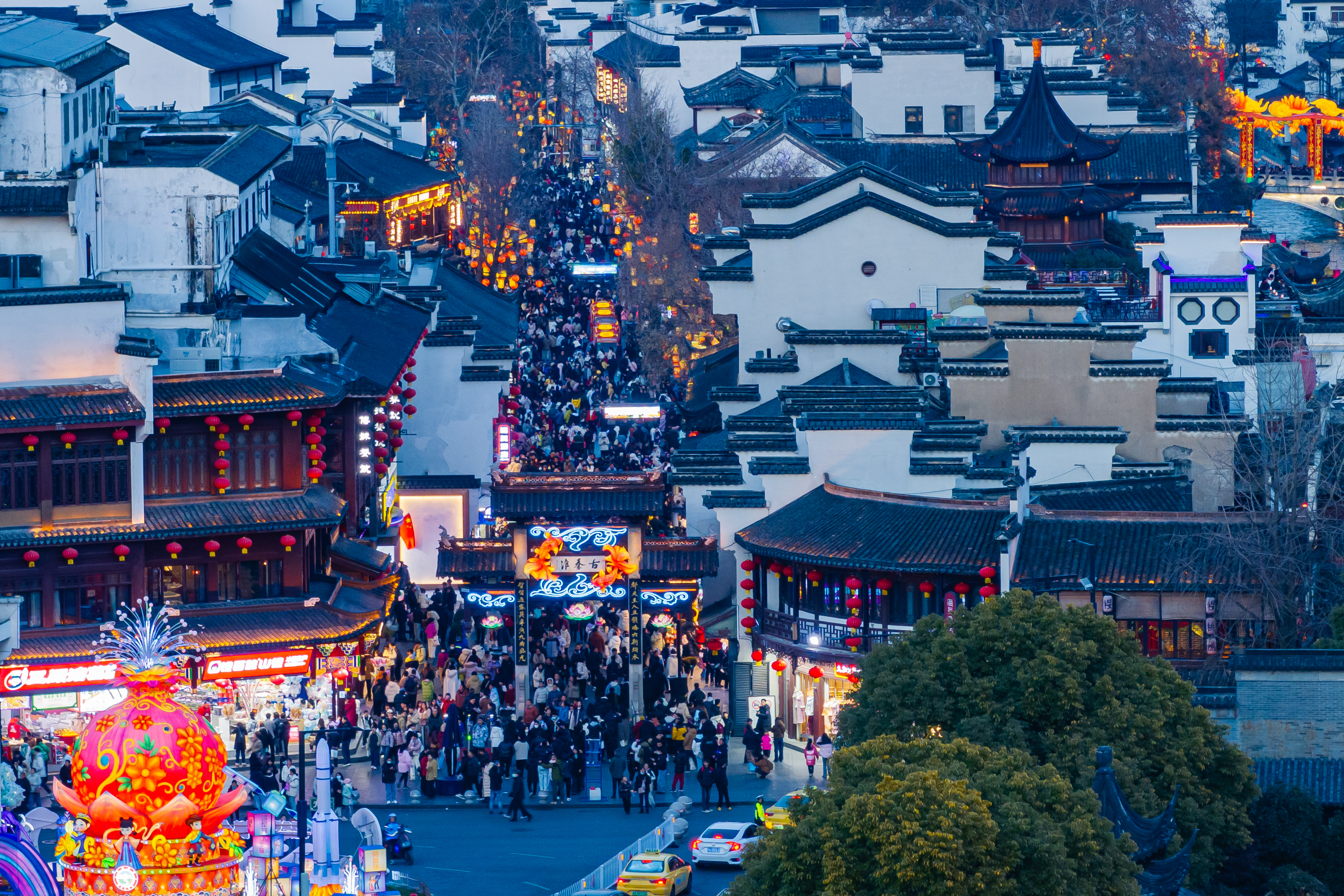 2月9日,南京夫子庙景区游人如织,众多游客来到这里赏秦淮灯影、品金陵美食。新华日报·交汇点记者 蒋文超