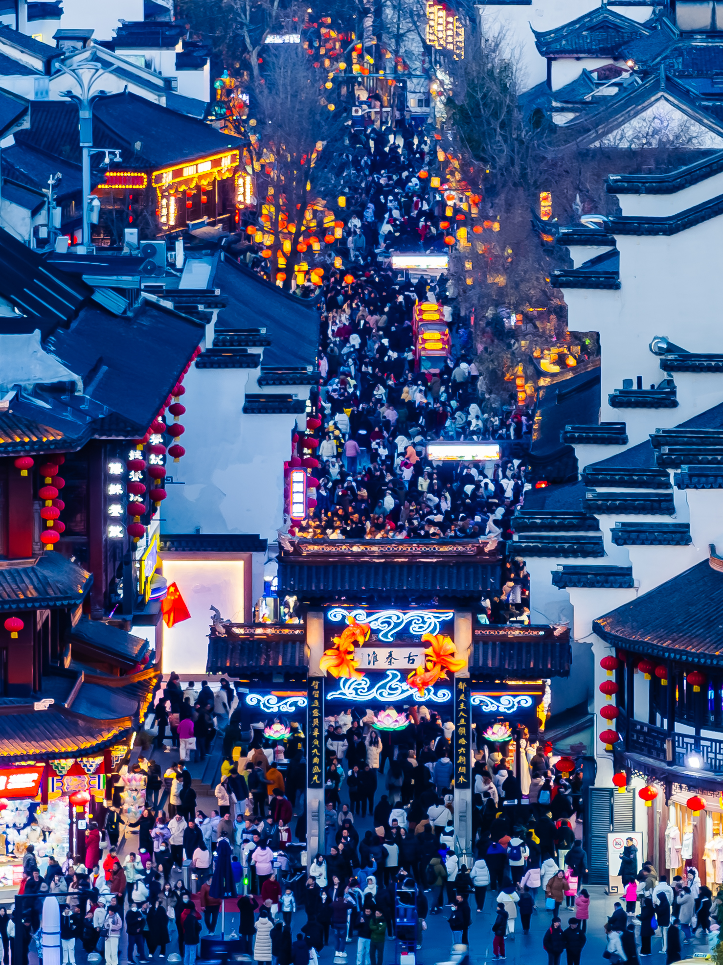 近日,中国旅游研究院发布的相关调研报告显示,春节假期,全国游客量排名前十位的旅游景区中,夫子庙——秦淮风光带位列第一。