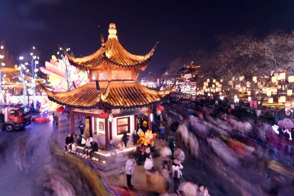 2025年2月12日是元宵节,南京市夫子庙热闹非凡。
新华日报·交汇点记者 万程鹏 邵丹 范俊彦 摄