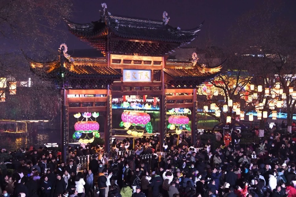 2025年2月12日是元宵节,南京市夫子庙热闹非凡。