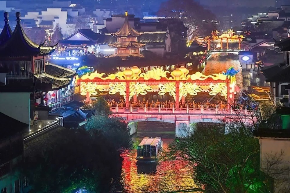 在夫子庙步行街,花灯如云,步步皆景,人流如织。