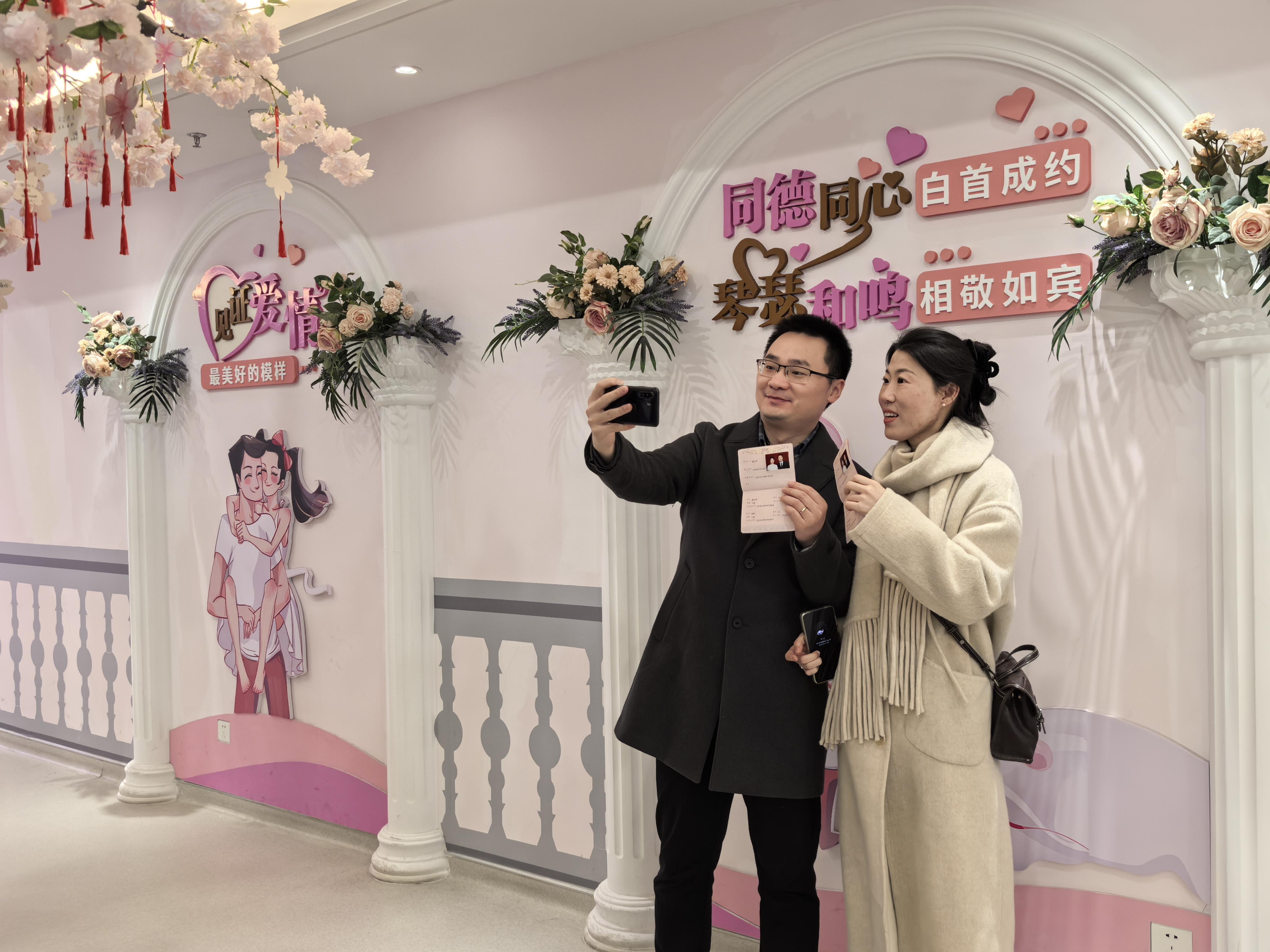 南京建邺区婚姻登记处,对对新人登记结婚。