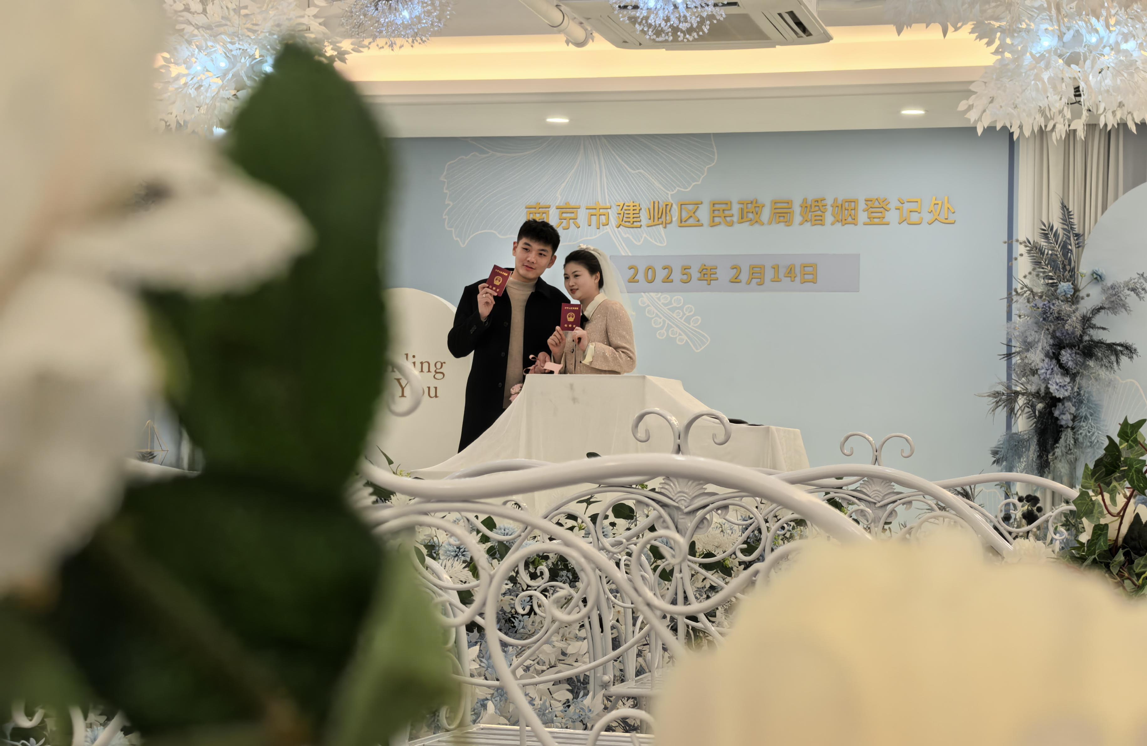 2025年2月14日,情人节,南京建邺区婚姻登记处,对对新人前来登记结婚,并在中西风格的大厅留下甜蜜瞬间。当日,该登记处就有近200对新人预约登记。新华日报 交汇点记者 宋宁摄