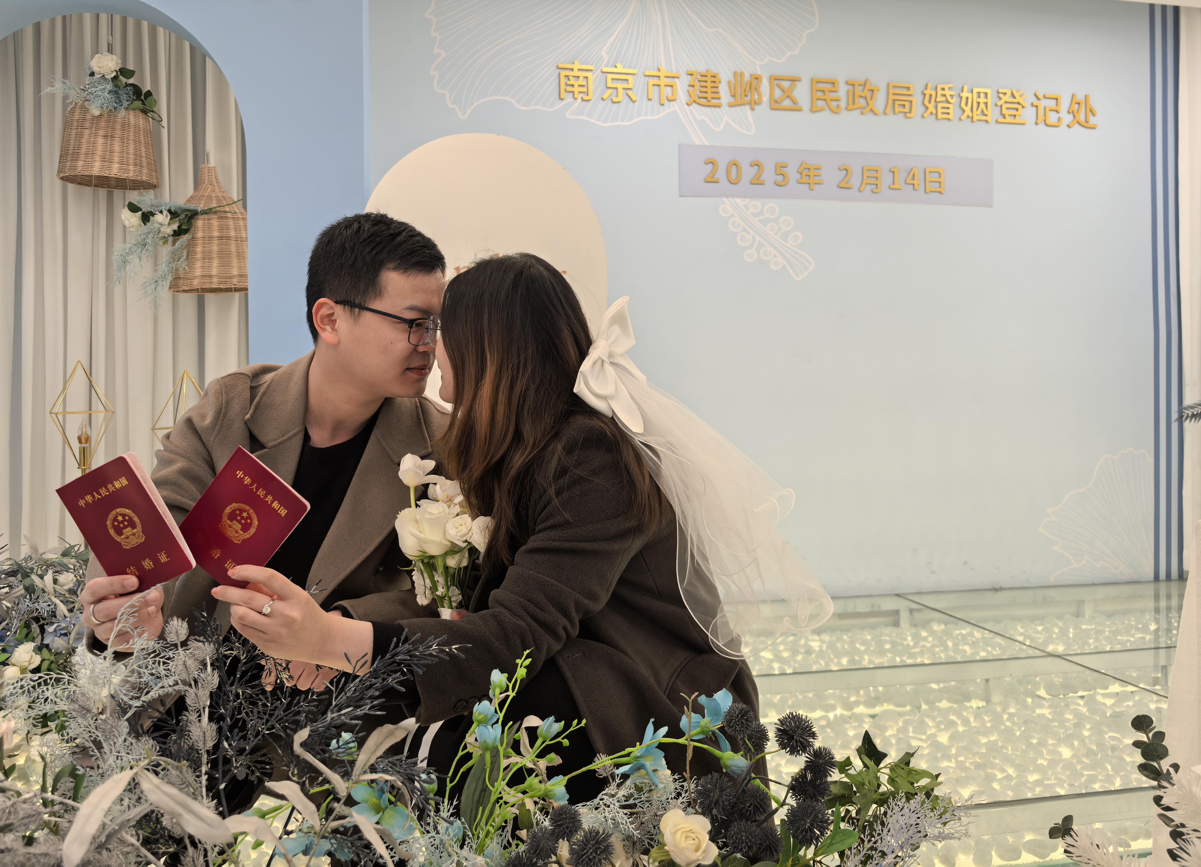 2025年2月14日,情人节,南京建邺区婚姻登记处,对对新人前来登记结婚,并在中西风格的大厅留下甜蜜瞬间。当日,该登记处就有近200对新人预约登记。新华日报 交汇点记者 宋宁摄