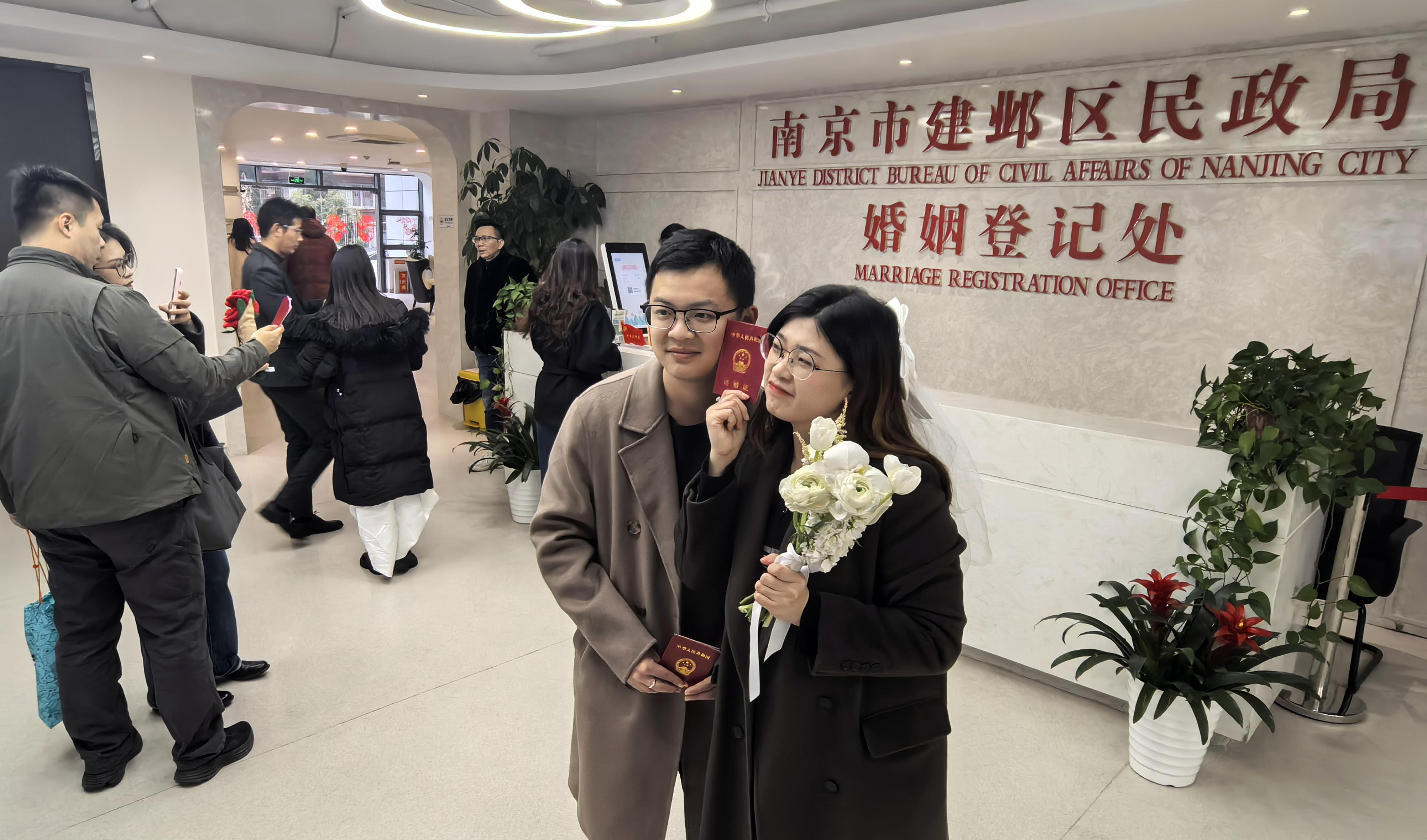 2025年2月14日,情人节,南京建邺区婚姻登记处,对对新人前来登记结婚,并在中西风格的大厅留下甜蜜瞬间。当日,该登记处就有近200对新人预约登记。新华日报 交汇点记者 宋宁摄
