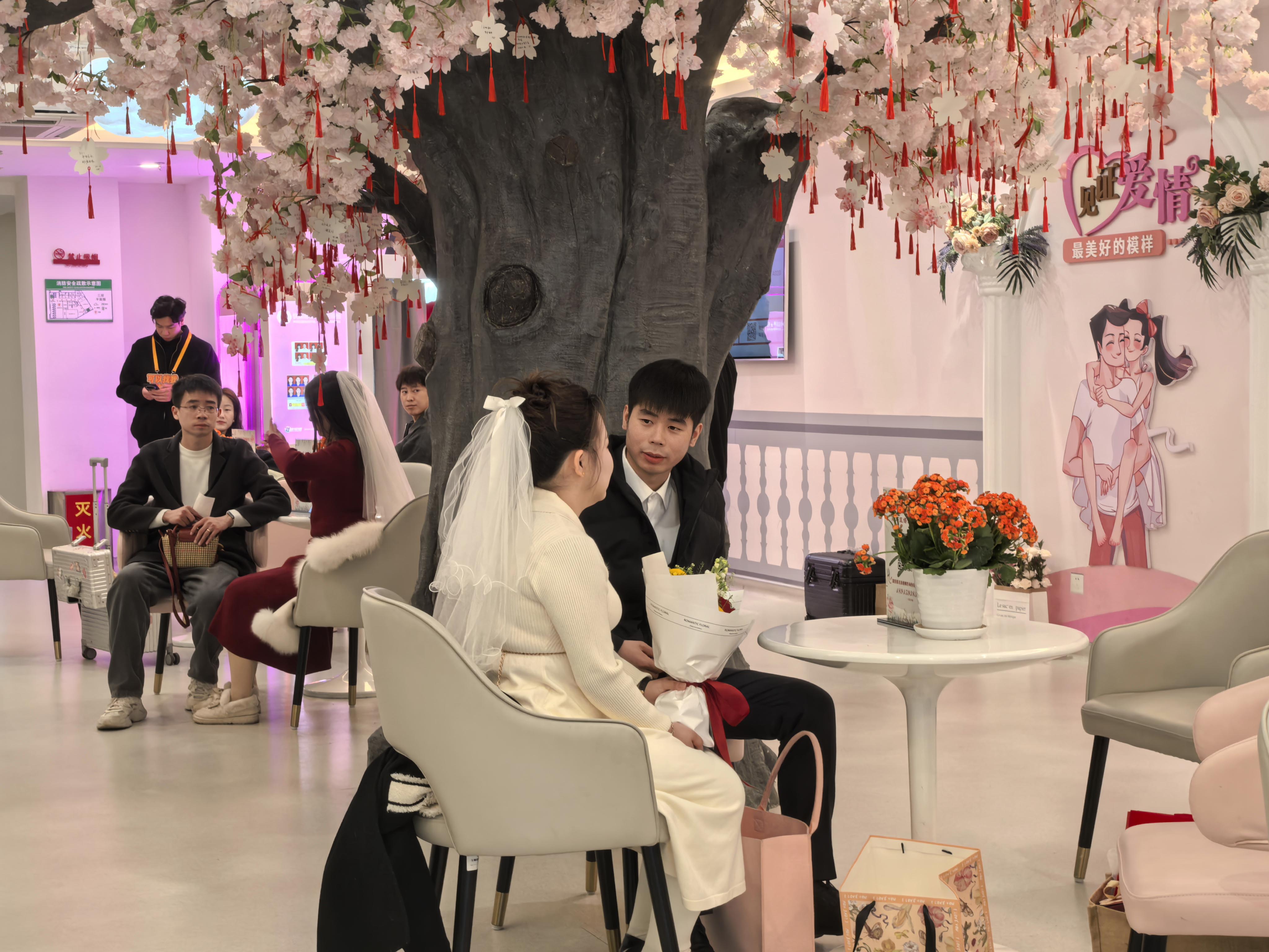 2025年2月14日,情人节,南京建邺区婚姻登记处,对对新人前来登记结婚,并在中西风格的大厅留下甜蜜瞬间。当日,该登记处就有近200对新人预约登记。新华日报 交汇点记者 宋宁摄