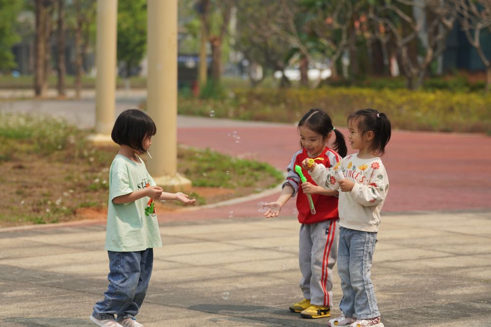 3月29日,在云南瑞丽,小朋友在广场上玩耍。
3月28日,缅甸发生7.9级地震。受缅甸地震影响,截至29日中午,云南省德宏傣族景颇族自治州瑞丽市有847户居民房屋受损,涉及2840人。目前,瑞丽市水电、交通、通信正常,居民生活平稳有序。新华社记者 高咏薇 摄