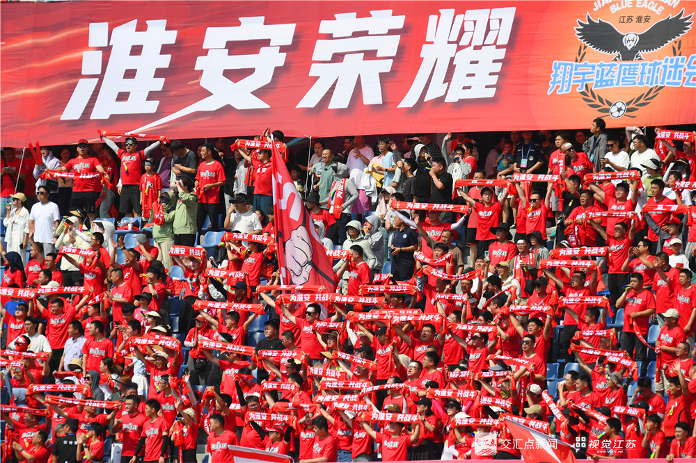 6月14日下午,江苏省城市足球联赛第四轮南京队客场对阵淮安队的比赛在淮安市体育中心体育场打响。经过90分钟鏖战,最终南京队以1∶1比分和淮安队打平。本场比赛共有26018人来到现场为两城的比赛加油助威。 新华日报·交汇点记者 万程鹏
