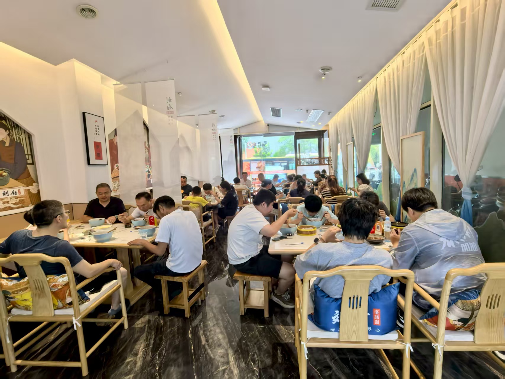 7月6日晚,“苏超”镇江站比赛即将举行。赛事前夕,镇江市商务局推出万份锅盖面套餐免费吃活动,定向邀请客场泰州市球迷品尝正宗镇江“三怪”。
两日来,参与活动的35家锅盖面门店迎来出餐高峰。多个店面人气爆满,镇江“三怪”套餐供不应求。
新华日报·交汇点记者 钱飞 胡睿
通讯员 秦锐文