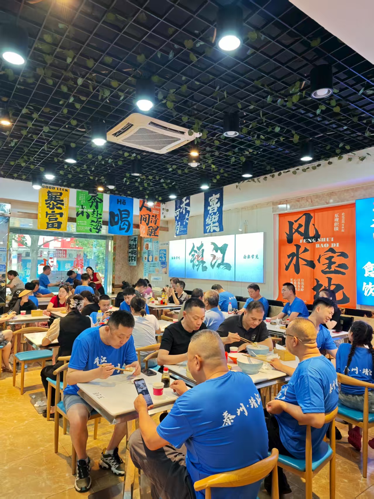 7月6日晚,“苏超”镇江站比赛即将举行。赛事前夕,镇江市商务局推出万份锅盖面套餐免费吃活动,定向邀请客场泰州市球迷品尝正宗镇江“三怪”。
两日来,参与活动的35家锅盖面门店迎来出餐高峰。多个店面人气爆满,镇江“三怪”套餐供不应求。
新华日报·交汇点记者 钱飞 胡睿
通讯员 秦锐文