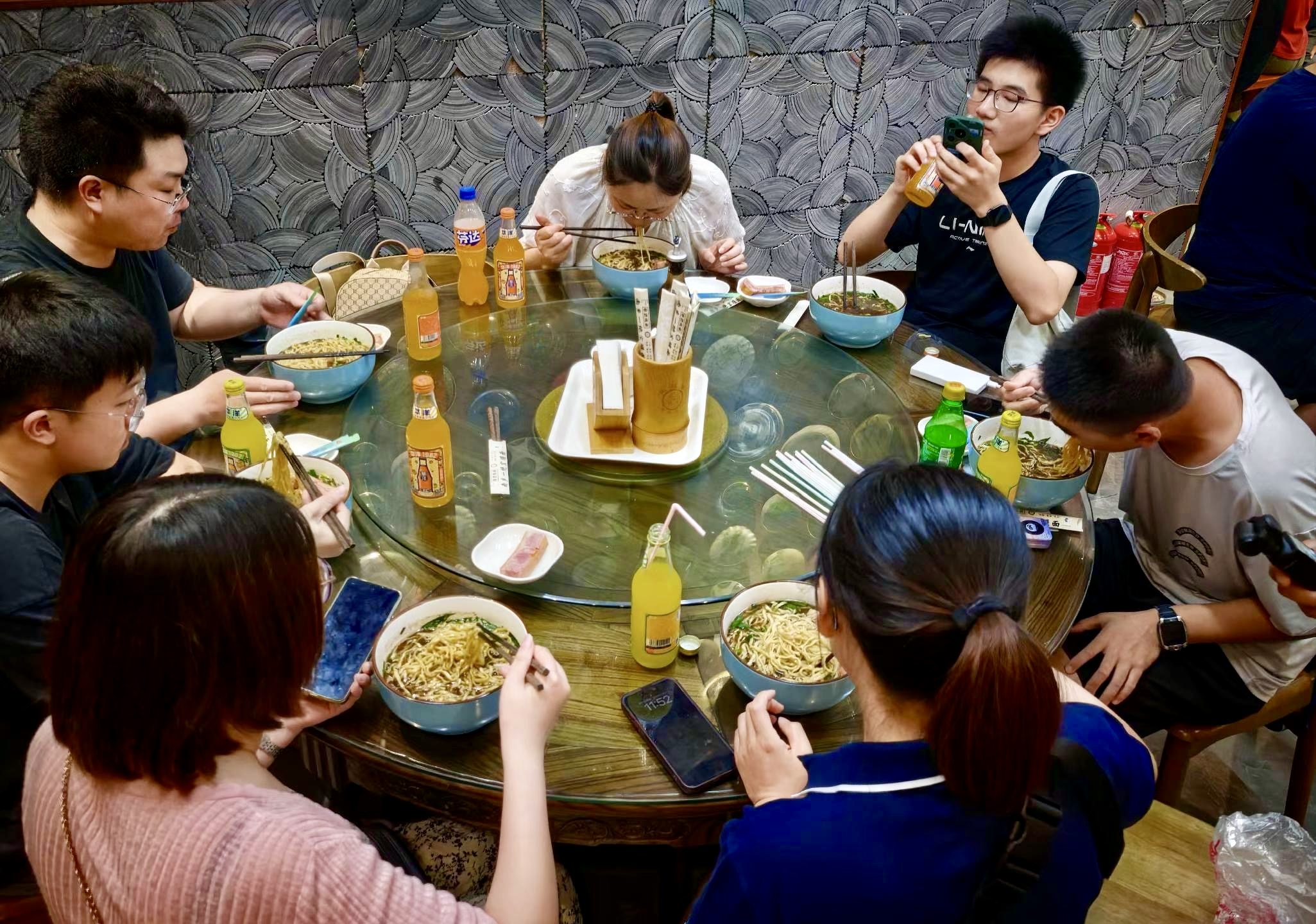 7月6日晚,“苏超”镇江站比赛即将举行。赛事前夕,镇江市商务局推出万份锅盖面套餐免费吃活动,定向邀请客场泰州市球迷品尝正宗镇江“三怪”。
两日来,参与活动的35家锅盖面门店迎来出餐高峰。多个店面人气爆满,镇江“三怪”套餐供不应求。
新华日报·交汇点记者 钱飞 胡睿
通讯员 秦锐文