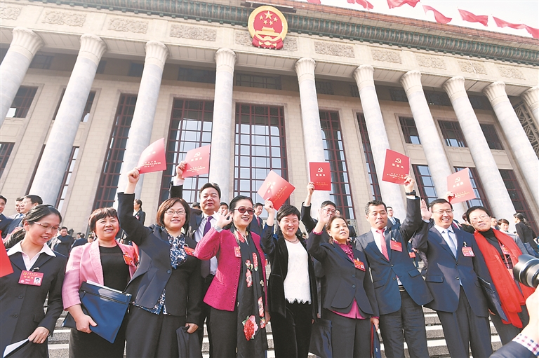 24日,十九大胜利闭幕,江苏团代表在人民大会堂前合影留念.