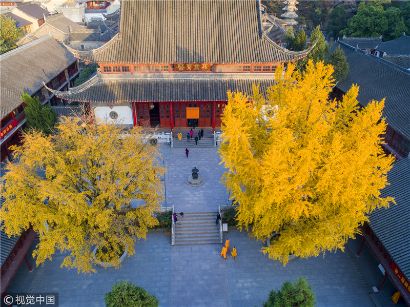 航拍南京五彩栖霞寺 层林尽染好个秋