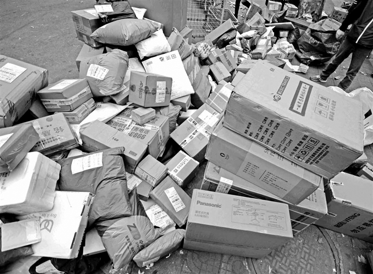 双11过后,快递站点的包裹散落一地.新华报业视觉中心记者 宋宁 摄