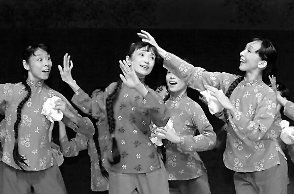 日本松山芭蕾舞团著名演员森下洋子(中)在舞剧《白毛女》中