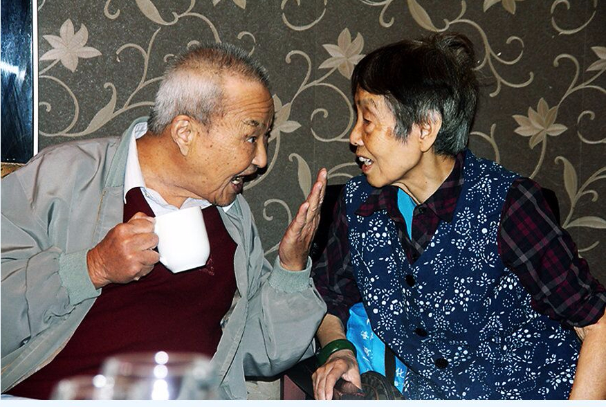 金老和报社老同事许宛英老人相谈甚欢