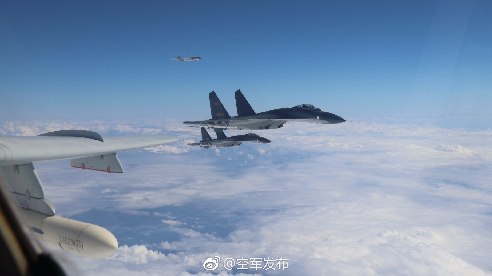 中国空军多型战机成体系"绕岛巡航"
